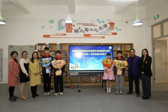 今日片方曝光;一决高下版终极海报和;华丽转型版终极预告，吴镇宇一本正经地自黑;过气影星，乔杉开始耍狠还挑战起动作戏，为了;转型简直火药味十足